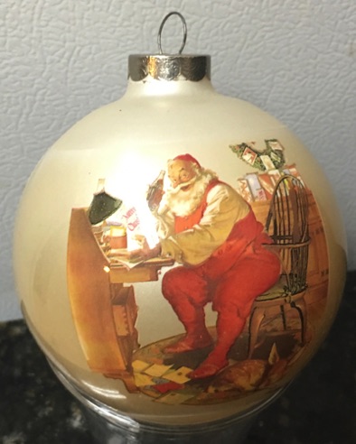 45169-1 € 5,00 coca cola kerstbal glas kerstman zittend aan bureau.jpeg